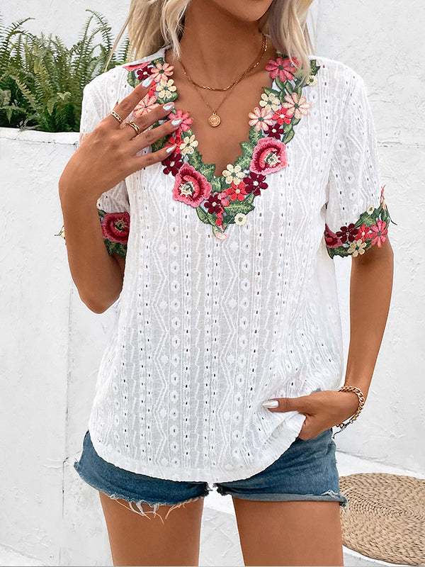 Prettybeautie Embroidery V-Neck Blouse