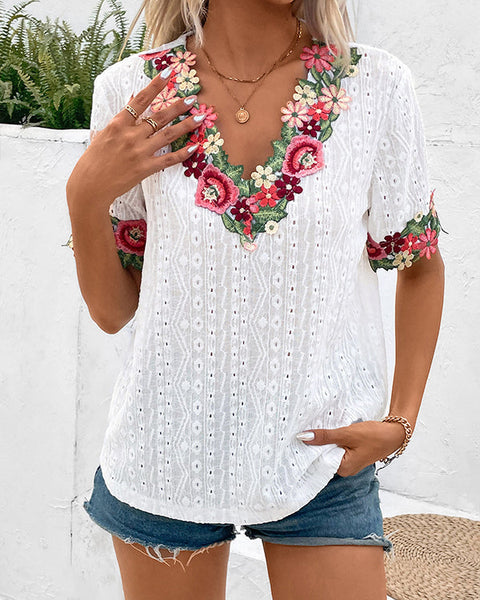 Prettybeautie Embroidery V-Neck Blouse